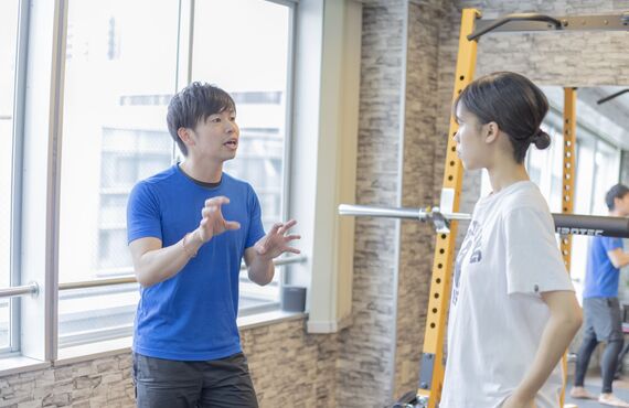 福岡市の天神駅から近いジムはパーソナルトレーナーが在籍しています